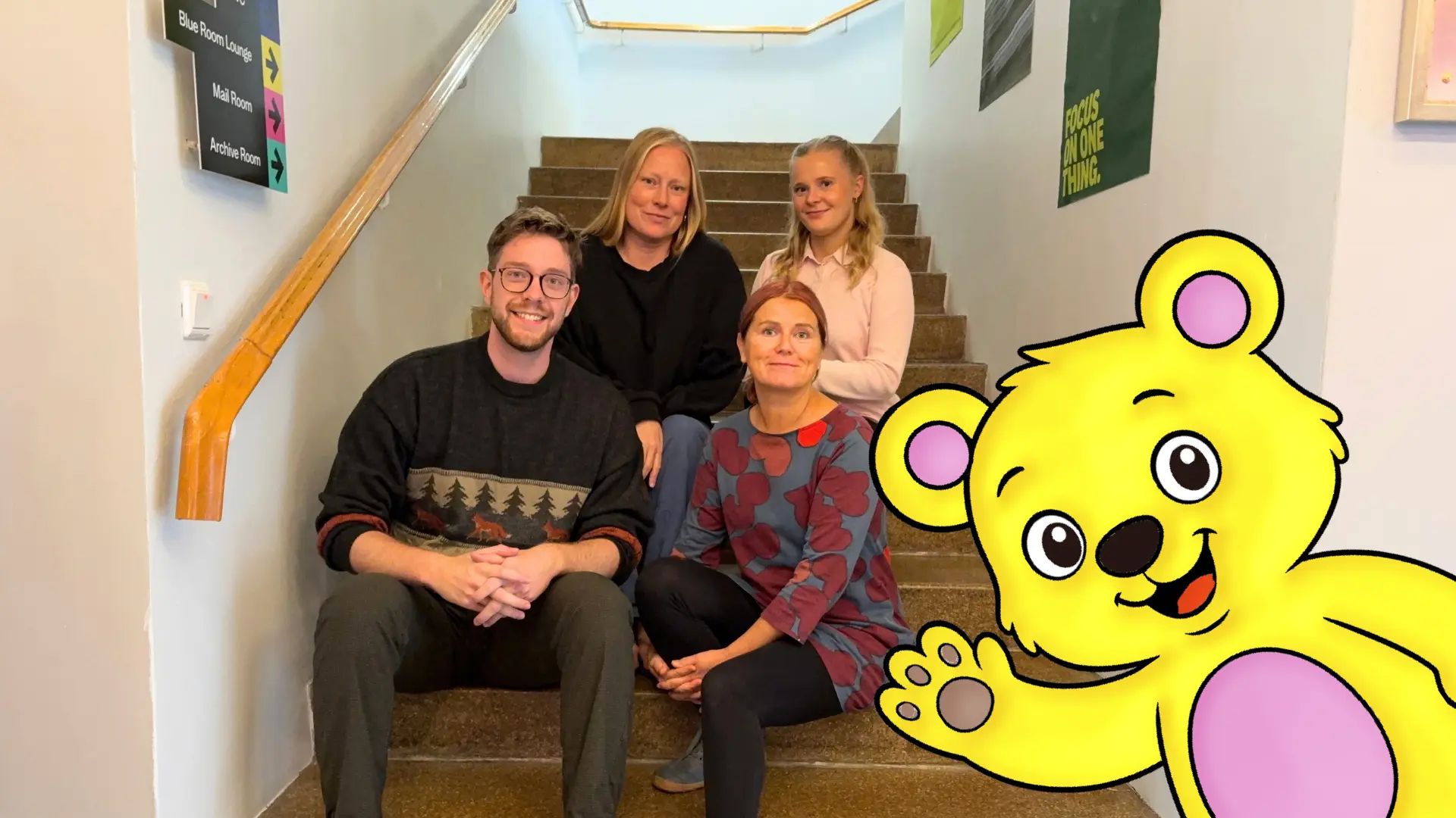 Språkambassadörer på trappa med maskot